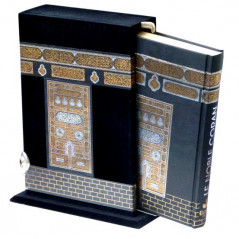 القرآن الكريم باللغة العربية مع وظيفة قراءة للهاتف الذكي ، في غلاف على شكل الكعبة المشرفة
