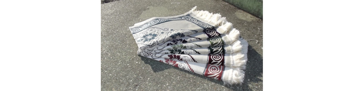 Tapis de Prière en Velours - fond sable - contour coloré - motifs Fleurs
